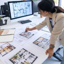 現場詳細丈量，查清水電管路結構與業主討論需求。